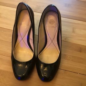 Isola 4.5M Black patent leather chunky pump